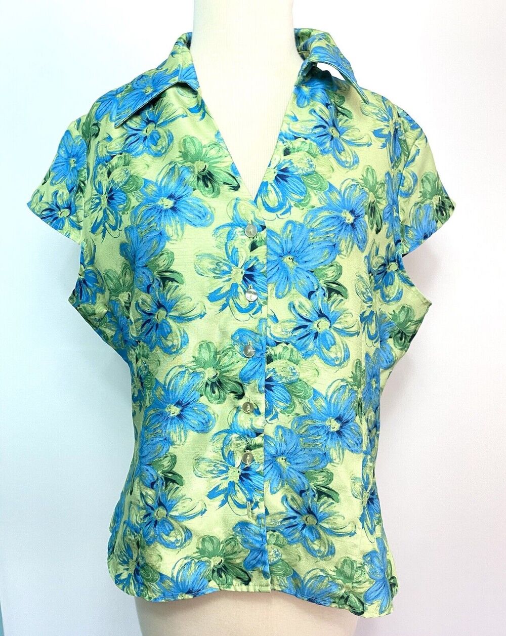 14 Jennifer Lauren Blouse Shirt cap sleeve button front shiny fabric